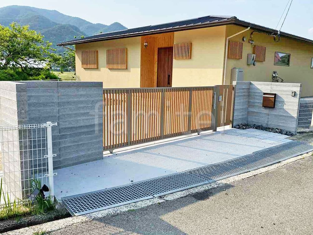 LIXIL　クリエラスク色　門扉　施工例