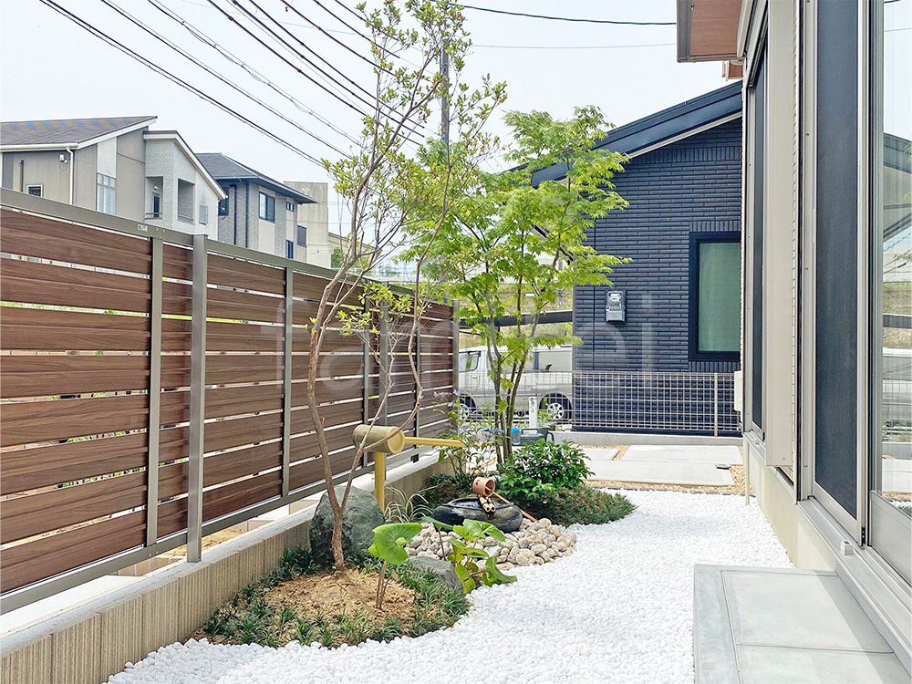 坪庭　化粧砂利　水鉢　イロハモミジ　施工例