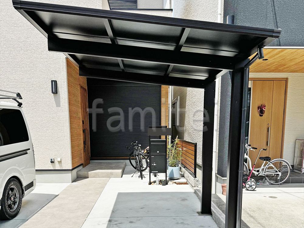 YKK　エフルージュFIRST　サイクルポート　ブラックポリカ　施工例
