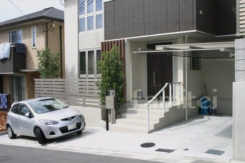 坂道に建つ家の外構　施工例　車庫がオープン