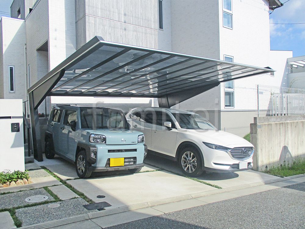 後方柱カーポート　アプローチが狭い敷地