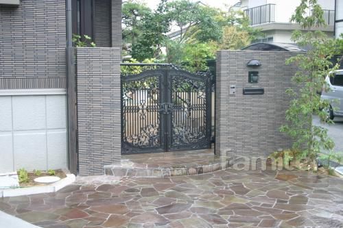 自然石乱形貼り：濃い色合い　アプローチ