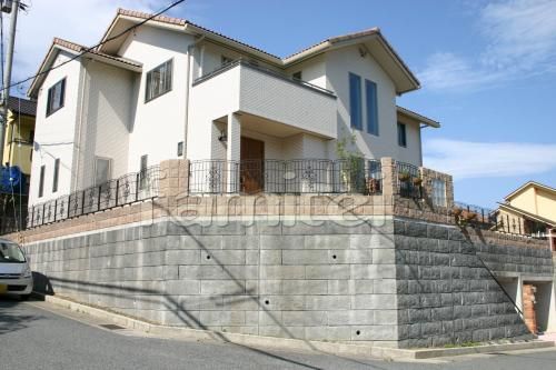 高台に建つ家　施工例