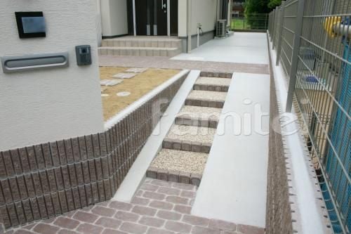 緩やかな長いスロープ＋階段・手すり UD