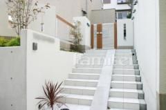 白を基調にした、さわやかな階段　施工例