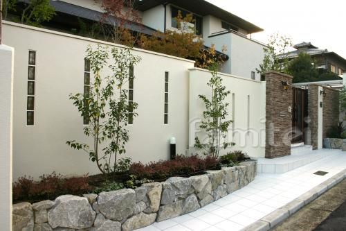 ガラスブロック　高い圧迫感の有る壁にも