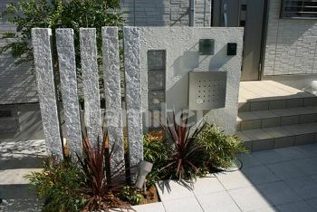 ガラスブロックと塗り壁。植栽と角柱と一緒に