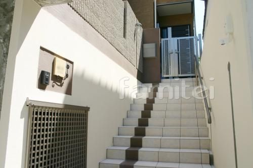 白を基調にした、さわやかな階段　施工例