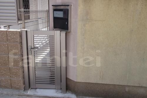 狭い所にも門扉設置可能