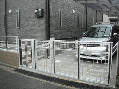 ガレージシャッター　跳ね上げ式門扉