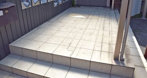 汚れたタイルデッキ