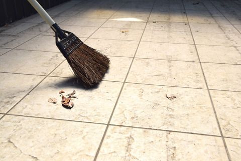 ほうきを使用して掃き掃除