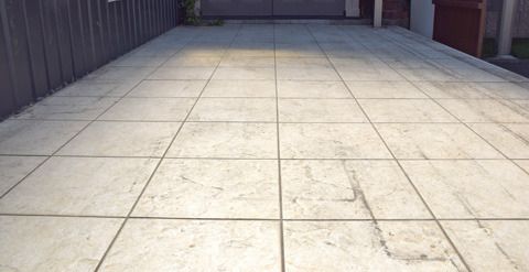 ほうきを使用して掃き掃除後　タイル拡大