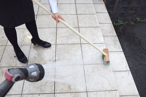 散水とデッキブラシによる掃除