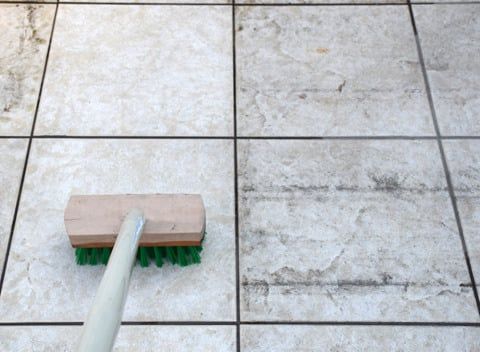 デッキブラシとほうきの比較