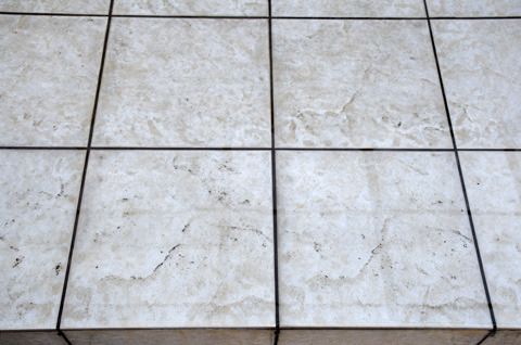 タイル凹凸部分の黒い汚れ