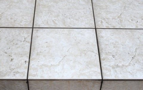 中性洗剤使用後のタイル凹凸部分