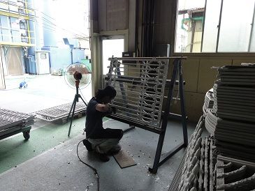 門扉　仕上げ中