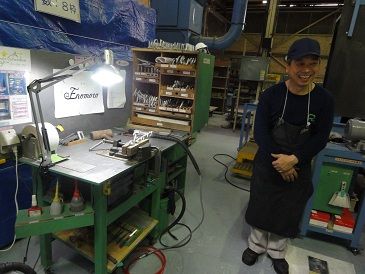 ディーズサイン：表札 を作ってる職人さん