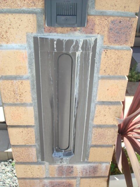 機能門柱、ポストに付いた白華 エフロ 機能門柱、ポストに付いた白華 エフロ