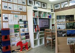 液晶画面と資料