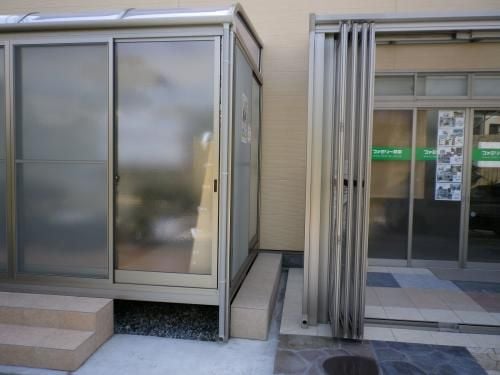 小さな隙間にも付けられるタイルデッキステップ