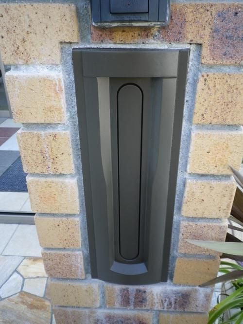 機能門柱、ポストに付いた白華 エフロ アフター 機能門柱、ポストに付いた白華 エフロ アフター