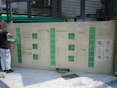 塗り壁の雨だれも消します　ビフォア