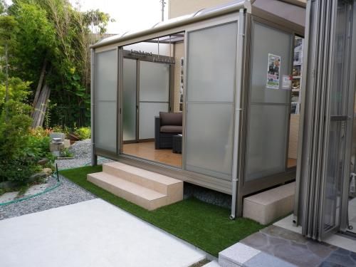 オリジナルサンルームと人工芝 タイルステップ付き