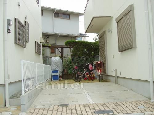 自転車置き場をコンクリートへリフォーム