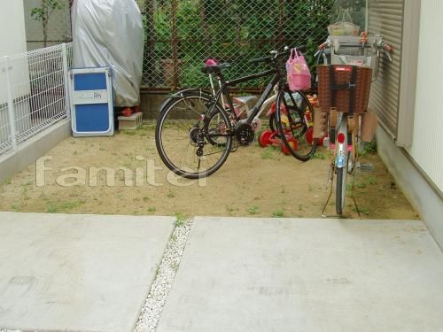 自転車置き場をコンクリートへリフォーム