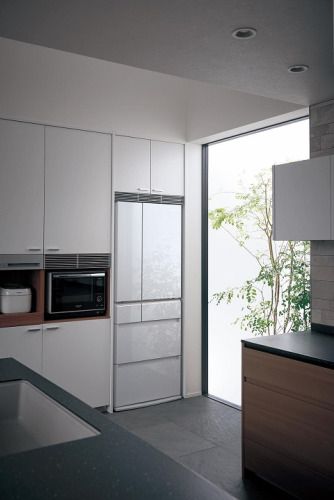 キッチンに溶け込む美しい冷蔵庫「フルフラットガラスドア冷蔵庫 