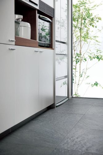 キッチンに溶け込む美しい冷蔵庫「フルフラットガラスドア冷蔵庫 