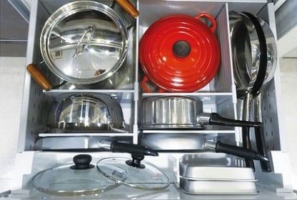 タカラのキッチン【間仕切り名人】はお鍋の収納に便利