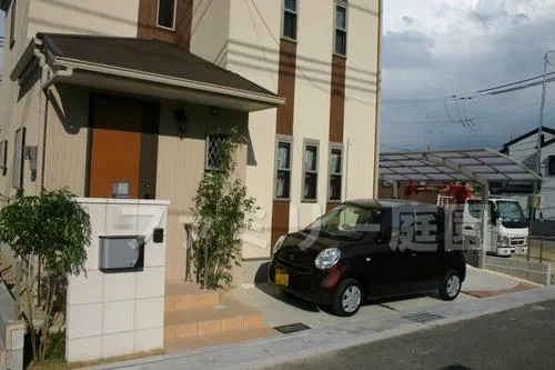 京田辺市　オープン外構　カーポート　アプローチ　タイルデッキ　門柱　シンボルツリー