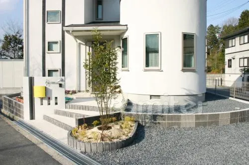 甲賀市のシンプルオープン外構　シンボルツリー　郵便ポスト