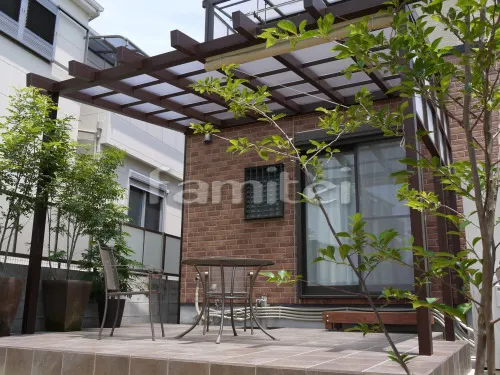 藤井寺市 リフォーム外構工事 フル樹脂木製パーゴラテラス屋根 TAKASHOタカショー JEUポーチ 目隠しパネル(側面 サイド) エバースクリーンＢタイプ 日除けカーテン ロールアップブラインド お庭 タイルデッキ