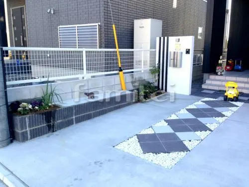 紀の川市 外構工事 ホワイト門柱 塗り壁 木製調アルミ格子部材 アクセントラインデザイン 表札灯ライト照明 LPK-1型 ガラス表札 郵便受けポスト OnlyOne ナミプラス ドット 玄関アプローチデザイン 床タイル貼り 化粧砂利 白玉石敷き 化粧ブロック積み花壇 植栽 下草 低木 カーポート 駐車場ガレージ 洗濯干し屋根 タイルデッキ