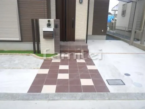 茨木市 外構工事 モダン門柱 タイル貼り ピンコロ石花壇 木製調デザインアルミ角柱 プランパーツ 表札灯ライト照明 郵便受けポスト 玄関アプローチ階段 床タイル貼り カーポート 境界フェンス塀 駐車場ガレージ 土間コンクリート ピンコロ石目地 立水栓 花壇 本物そっくり人工芝
