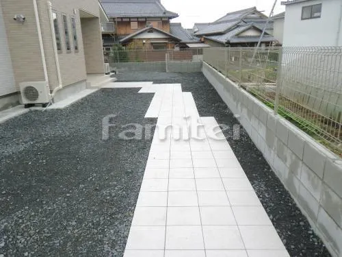 守山市 外構工事 玄関アプローチ 床タイル貼り 草目地 タマリュウ モダン門柱 壁タイル貼り 塗り壁 ガラスブロック アルミ笠木 表札灯ライト照明 郵便受けポスト 門扉 玄関アプローチ通路 床タイル貼り 伸縮門扉 カーポート 目隠し化粧ブロック塀  レンガ縦積み花壇 目隠しフェンス塀 勝手口門扉