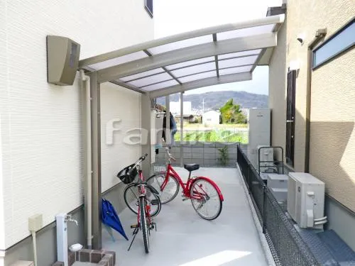 岩出市 外構工事 玄関まわり 門柱 植栽 アプローチ 人工芝 駐車場ガレージ床 土間コンクリートガレージまわり 駐輪場屋根 土間コンクリート 立水栓 