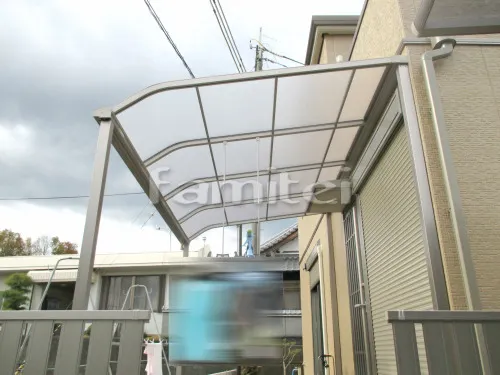 紀の川市 外構工事 新築モダン オープン外構 玄関まわり 門柱 照明 ポスト アプローチ ガレージまわり 駐車場屋根 土間コンクリート 目隠し塀 目隠しフェンス塀 洗濯干し屋根 犬走り 土間コンクリート レンガ積み花壇 犬走り 防犯砂利敷き バラス砕石 モルタル階段ステップ
