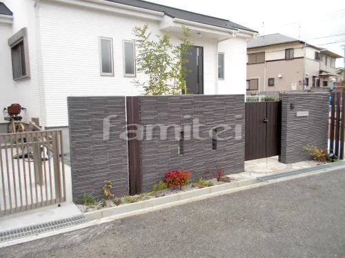 堺市西区 新築シンプル クローズ外構 門袖 壁タイル貼り LIXILリクシル はるかべくん 細割ボーダー HB-6 門扉 YKKAP ルシアスBW03型 04・08-12 親子両開き 玄関アプローチ 床石貼り 乱形石 石英岩 ゴールデンイエロー ピンコロ石ライン 電動跳ね上げ式門扉 LIXILリクシル オーバードアS2型 横2台用 アップゲート