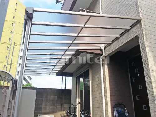 大阪市東淀川区 エクステリア工事 雨除け屋根 YKKAP ヴェクターテラス屋根(ベクター) 1階用 F型フラット屋根 特殊加工 奥行段違いカット