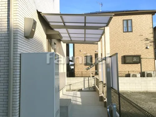 和歌山市 外構工事 カーポート LIXILリクシル ネスカF 横2台用(ワイド ツイン) F型フラット屋根 駐車場ガレージ床 土間コンクリート 化粧砂利目地 雨除け屋根 LIXILリクシル 独立式フーゴFテラス 1階用 F型フラット屋根 躯体すき間ふさぎ材 目隠しパネル(側面 サイド)1段