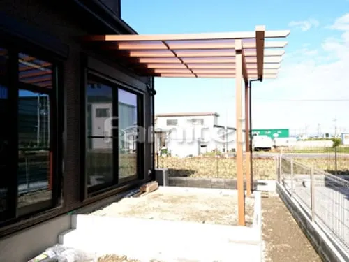 守山市 エクステリア工事 雨除け屋根 YKKAP ヴェクターテラス屋根(ベクター) 1階用 R型アール屋根 フル木製調テラス屋根 YKKAP サザンテラス パーゴラタイプ 1階用 F型フラット屋根